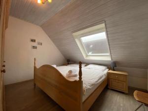 - une chambre avec un lit et une fenêtre mansardée dans l'établissement Strandlöper Ferienhaus, à Dangast 16 autres photos