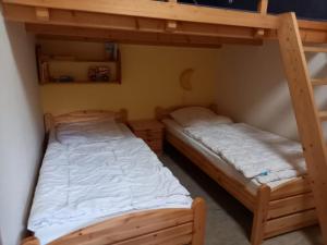two bunk beds in a small room withthritisthritisthritisthritisthritisthritisthritisthritis at Anne See Ferienhaus Sehestedt in Sehestedt