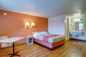 Un pat sau paturi într-o cameră la Motel 6-Chicopee, MA - Springfield