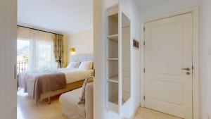 a bedroom with a bed and a closet with a mirror at Charmante Wohnung direkt am Meer, kostenloses WLAN in Puerto de Mogán