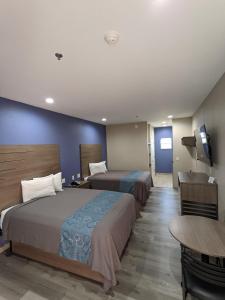 Holiday Inn motel في أرانسس باس: غرفة فندقية بسريرين وتلفزيون بشاشة مسطحة
