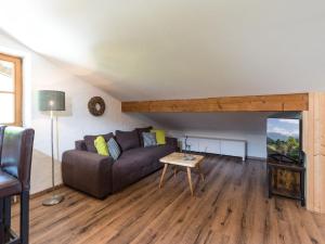 a living room with a couch and a table at Ferienwohnungen beim Silbergersee in Oberaudorf