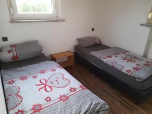 GuttenbergにあるHaus Guttenbergのベッドが2つと窓のある部屋