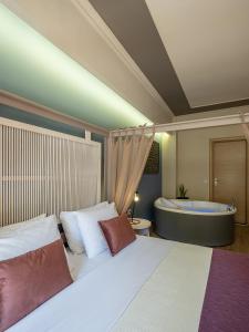 Elia Potie في مدينة خانيا: غرفة نوم مع سرير وحوض استحمام