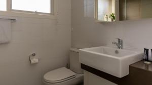 Bilik mandi di Brighton House +8 gambar