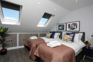 En eller flere senge i et værelse på Aisiki Apartments at Stanhope Road, North Finchley, Multiple 2 or 3 Bedroom Pet Friendly Duplex Flats, King or Twin Beds with Aircon & FREE WIFI