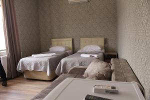 Rúm í herbergi á Hotel Rabati