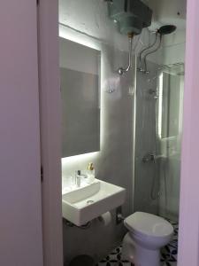 A bathroom at Mid century character house in Argostoli