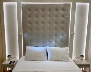 Posteľ alebo postele v izbe v ubytovaní FlyViewFlatsGOLD PrivateHotTub with SeaView