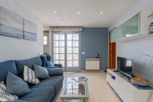 Televízia a/alebo spoločenská miestnosť v ubytovaní Apartament Sant Antoni de Calonge