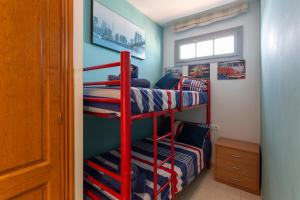 Poschodová posteľ alebo postele v izbe v ubytovaní Apartament Sant Antoni de Calonge