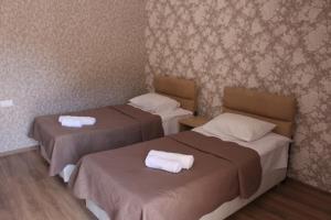Rúm í herbergi á Hotel Rabati
