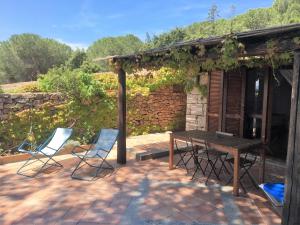 un patio con una mesa de madera y 2 sillas en Conca Verde, en Conca Verde