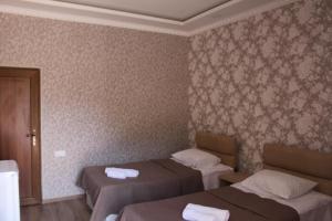 Rúm í herbergi á Hotel Rabati