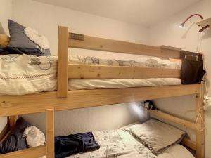 2 Etagenbetten in einem Zimmer mit einem Bett in der Unterkunft Appartement Combloux, 3 pièces, 4 personnes - FR-1-560-89 in Combloux