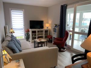 Televízia a/alebo spoločenská miestnosť v ubytovaní Charmant T2 à Cabourg, proche centre et plage, calme, loggia, ascenseur, animaux acceptés - FR-1-487-337