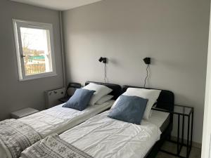 Posteľ alebo postele v izbe v ubytovaní Charmant T2 à Cabourg, proche centre et plage, calme, loggia, ascenseur, animaux acceptés - FR-1-487-337