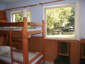 Двухъярусная кровать или двухъярусные кровати в номере Hercules Turistaház