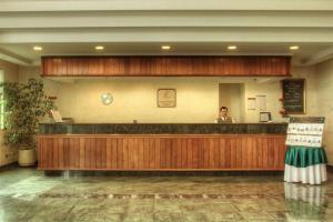 a large kitchen with a large counter top at Hotel Diego de Almagro Aeropuerto in Santiago