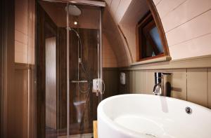 Ванна кімната в Luxury Mary's Croft with Swedish Hot tub and BBQ HUT