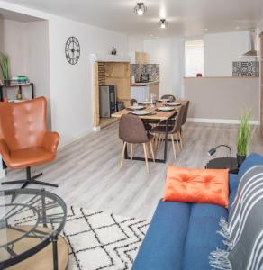 古爾東恩凱爾西的住宿－Le petit cocon de la butte，客厅配有蓝色的沙发和桌子