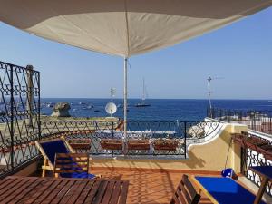 een balkon met uitzicht op de oceaan bij A' casa 'e Carmeniello in Ischia