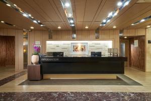 a lobby of a hotel with a reception desk at Gyeongju GG Tourist Hotel in Gyeongju