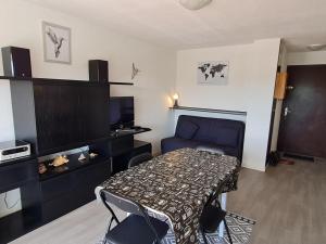 - un petit salon avec une table et un canapé dans l'établissement Appartement Meschers-sur-Gironde, 2 pièces, 4 personnes - FR-1-550-38, à Meschers-sur-Gironde