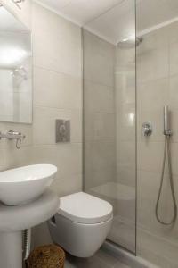 een badkamer met een douche, een toilet en een wastafel bij Mykonos be Chic Luxury Mansion in Mykonos-stad