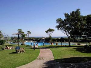 Bazén v ubytovaní Apartamento en Atlanterra Playa 33A alebo v jeho blízkosti