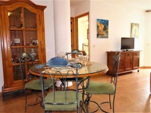 Televízia a/alebo spoločenská miestnosť v ubytovaní Apartamento en Atlanterra Playa 33A