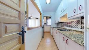 Kuchyňa alebo kuchynka v ubytovaní Apartamento en Atlanterra Playa 33A