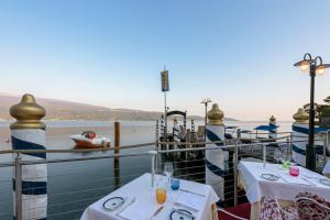 deux tables sur le pont d'un navire de croisière dans l'établissement Hotel Baia D'Oro - Adults Only, à Gargnano