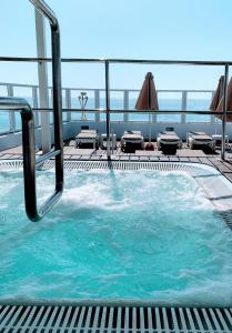 una piscina en la terraza de un crucero en Hotel Voramar, en Cala Millor