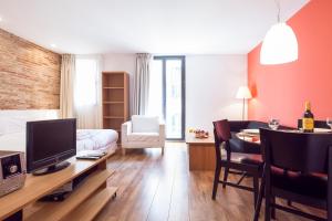 un soggiorno con letto e scrivania con TV di Inside Barcelona Apartments Sants a Barcellona