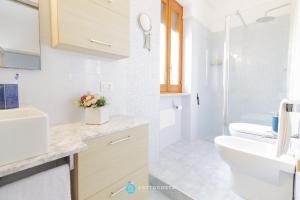 ein weißes Badezimmer mit Waschbecken und Toilette in der Unterkunft BLUE HOUSE - SAN FOCA in San Foca