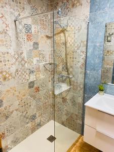 a bathroom with a shower and a sink at Sa Tuna - Delta de l'Ebre in Riumar