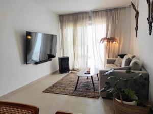 A television and/or entertainment centre at Precioso ático en edificio Nuevo Juzgado