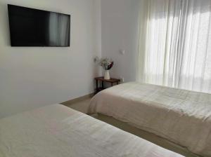 A bed or beds in a room at Precioso ático en edificio Nuevo Juzgado