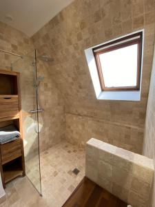 a bathroom with a shower and a window at Les Courtines - Appartement de caractère à la Roque-Gageac - Les Cerisiers in La Roque-Gageac