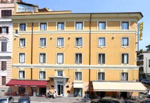 un gran edificio amarillo con gente delante de él en Hotel San Valentino, en Roma