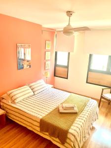 Schlafzimmer mit einem Bett und einem Deckenventilator in der Unterkunft MÍ casa YOUR HOME in Valencia