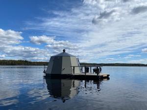 um pequeno barco no meio de um lago em Yggdrasil Igloo Värmland em Töcksfors