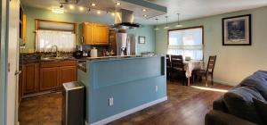 Gallery image of Trinity Escapes - Two Bedroom two bathroom full Apartment near airport in Anchorage