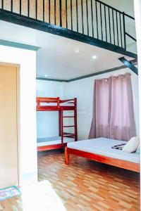 een slaapkamer met een stapelbed en een ladder bij Airport View Hotel Vigan in Vigan