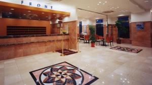 東京にある東横INN池袋北口1 のホテルのロビーにフロントデスクとテーブルがあります。