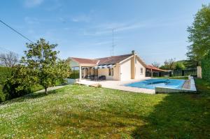 Πισίνα στο ή κοντά στο Villa Bianco