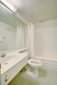 bagno bianco con servizi igienici e lavandino di Motel 6-Warwick, RI - Providence Airport - I-95 a Warwick