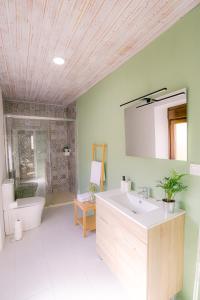 a bathroom with a sink and a toilet and a tub at O Lar do Camiñante in Palas de Rei