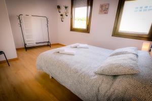 En eller flere senge i et værelse på O Lar do Camiñante